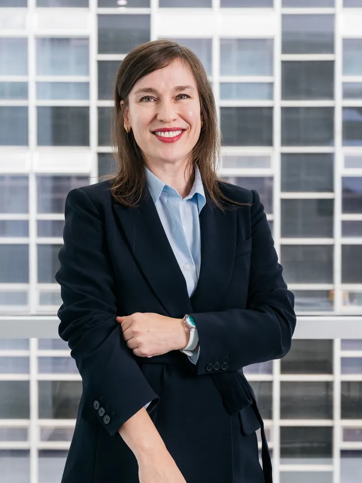 Teresa Callejo, de HeliOx, con americana oscura delante de un ventanal